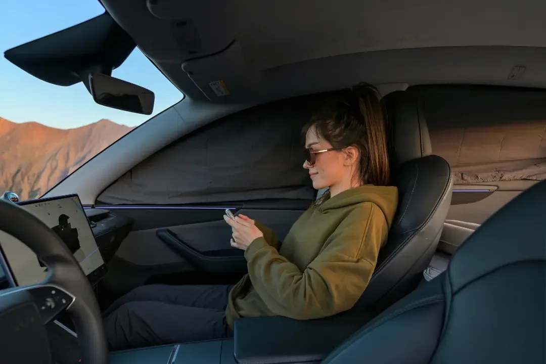 Woman in a Tesla front seat with Havnby DreamShade shades over the side windows