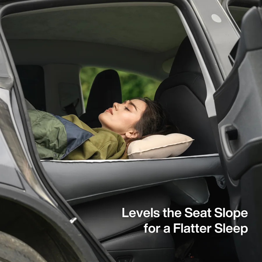 Personne allongée sur un matelas Havnby FlatCore à l'intérieur d'une Tesla Model Y
