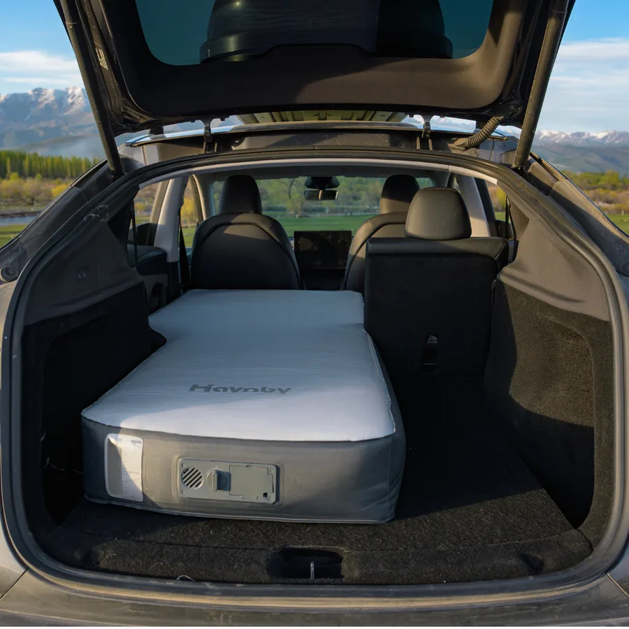 Havnby FlatCore Solo Matratze auf einer Seite eines Tesla Model Y installiert