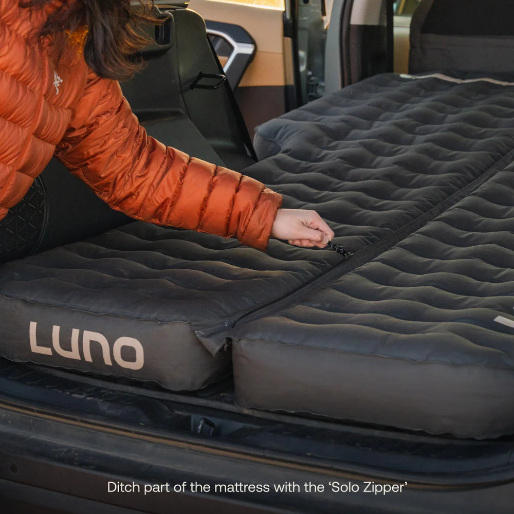 Luno AIR Pro center zipper in a manufacturer demonstration