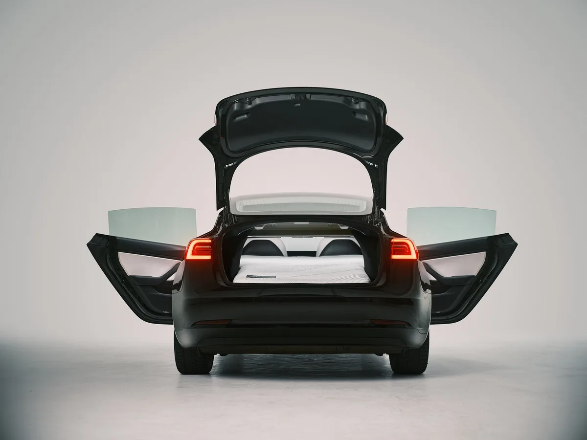 Mehrschichtige Snuuzu-Matratze im Tesla Model 3