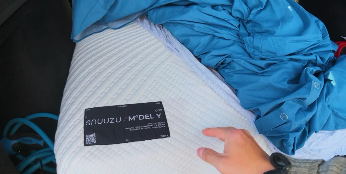 Snuuzu Model Y label on the quilted cover of the operator’s unit