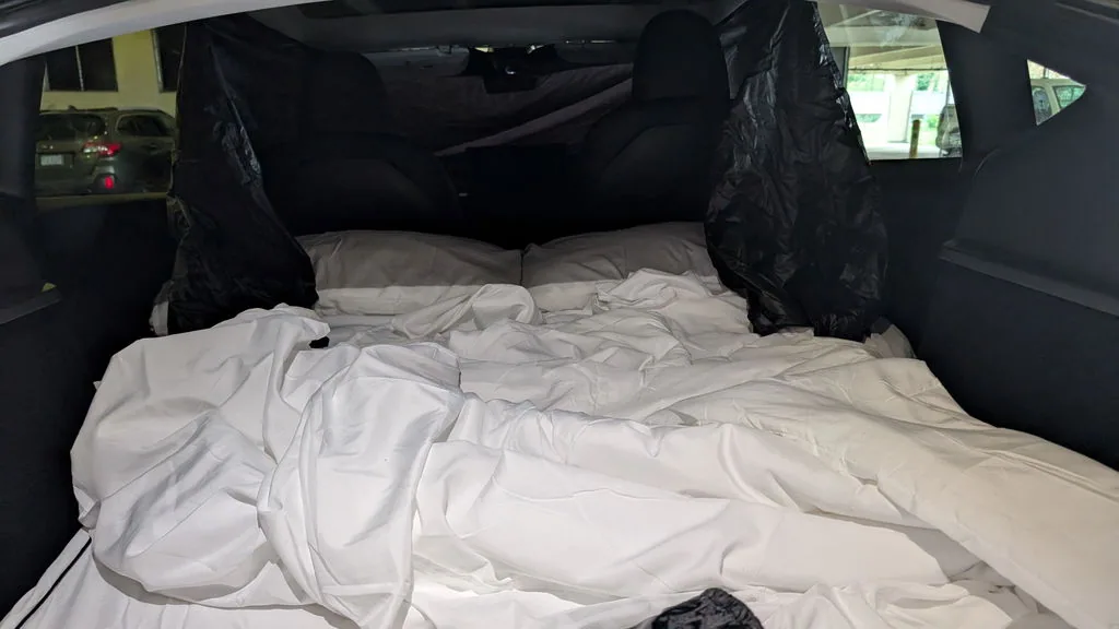 Von einem Kunden hochgeladenes Foto einer TESMAT-Matratze in einem Tesla