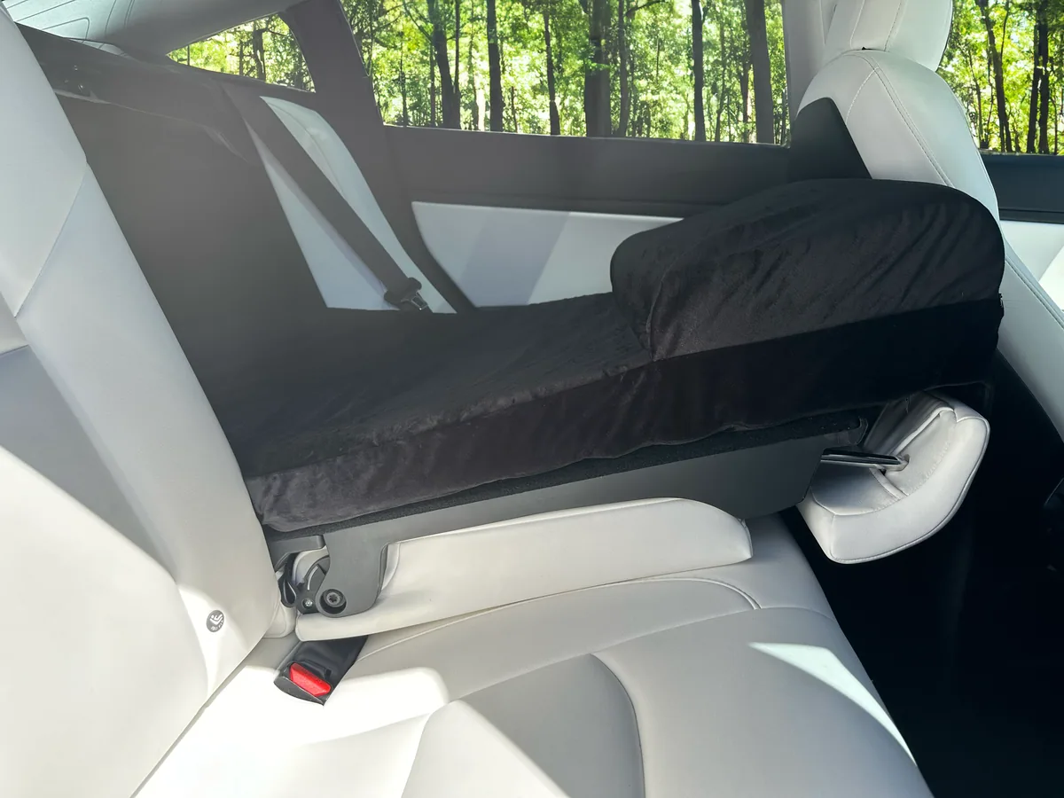 TESMAT Solo Matratze auf einer Seite eines Tesla Model 3 eingebaut