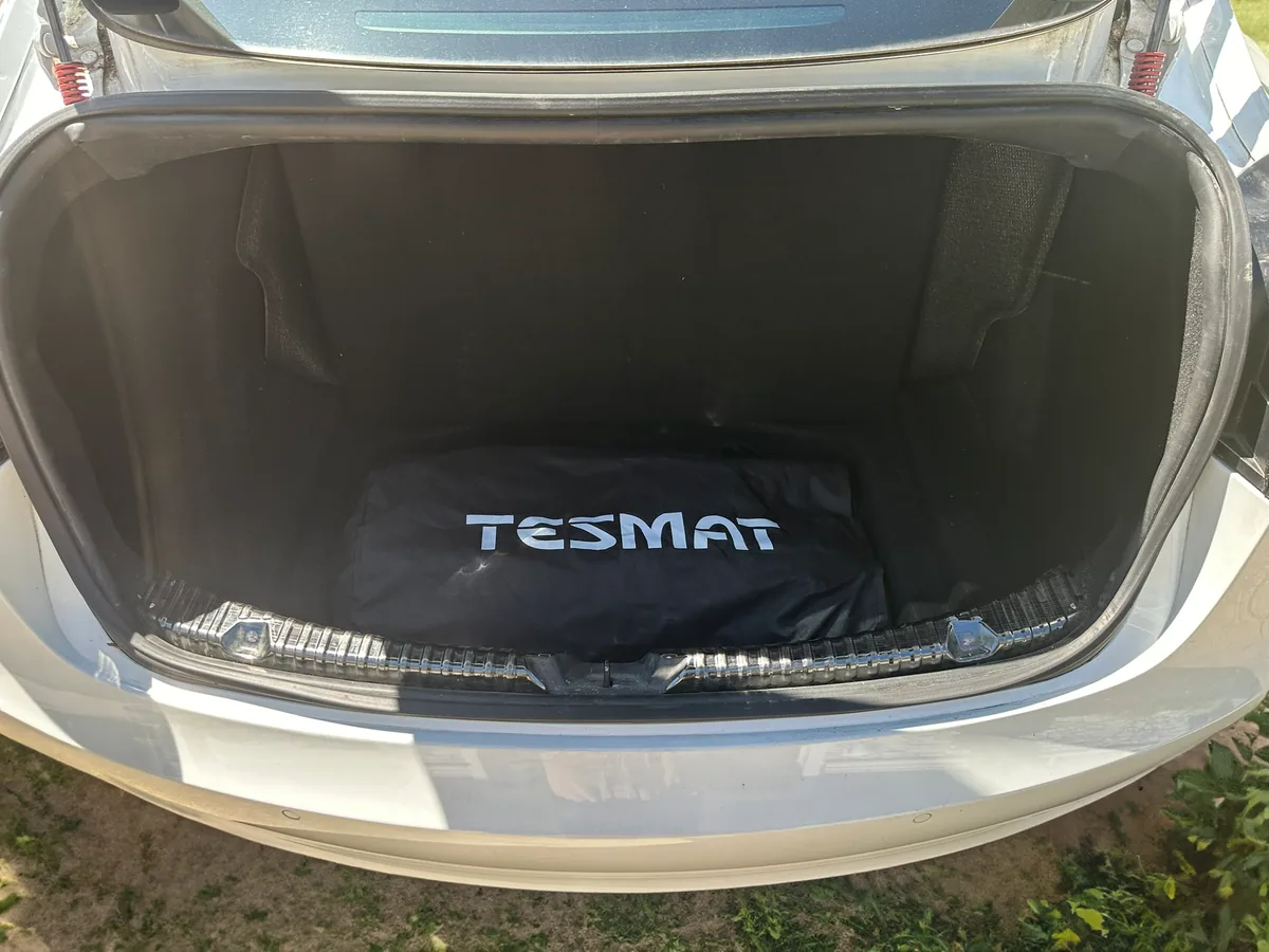Zusammengepackte TESMAT Solo Matratze im Frunk eines Tesla Model 3 verstaut