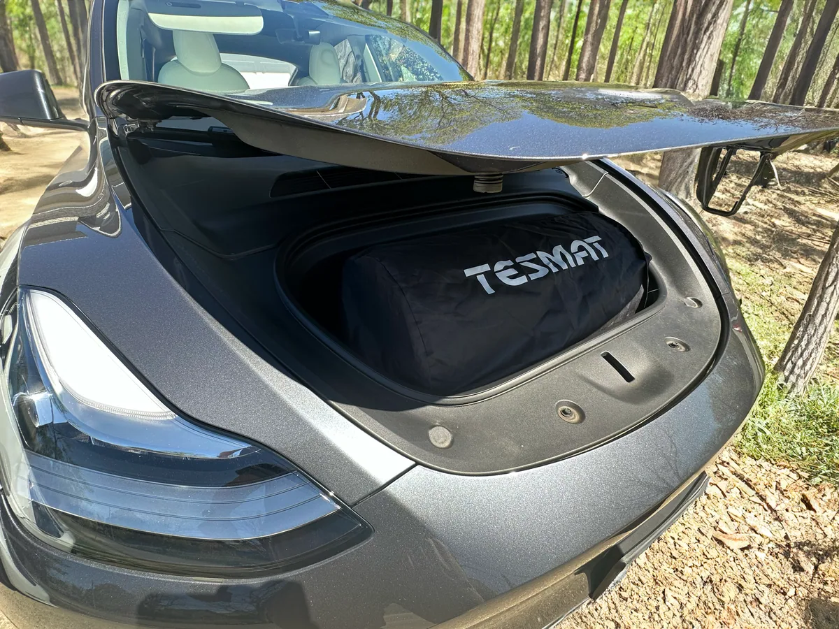 Zusammengepackte TESMAT-Solo-Tasche im Frunk eines Tesla Model Y
